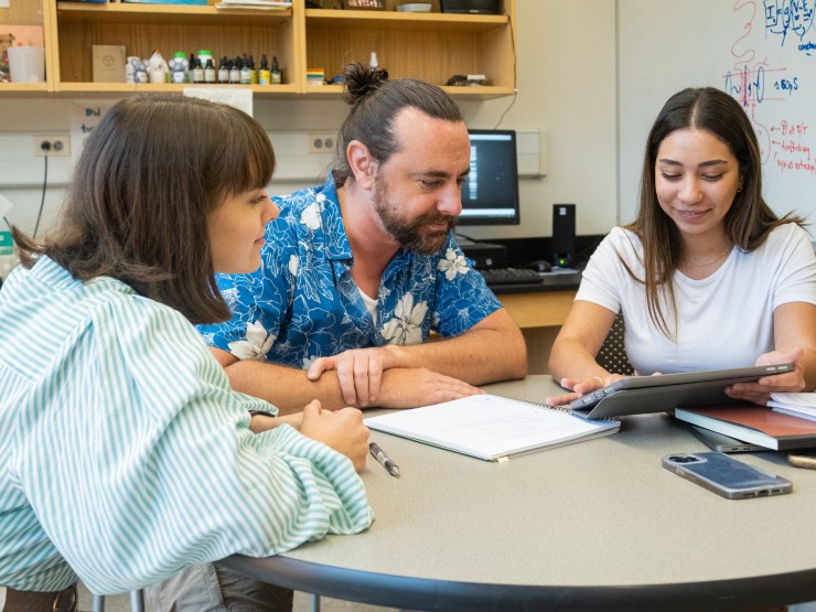 Students collaborate with Professor Jeremy Teissere on summer reserch.